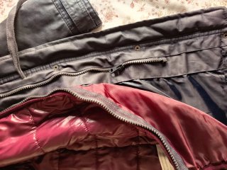 Parka chica gris con forro granate