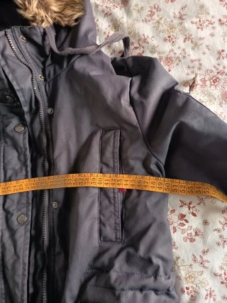 Parka chica gris con forro granate