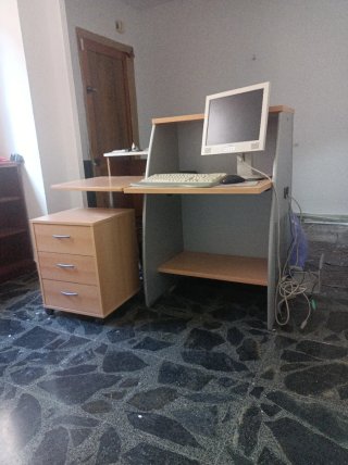 Escritorio de oficina con cajonera
