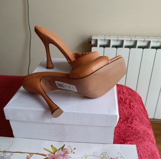 Elegantes sandalias tacón camel talla 37