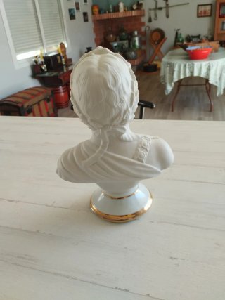 Busto de cerámica blanco y dorado