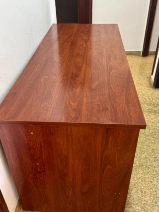 Escritorio de madera marrón