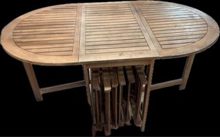 Mesa y sillas de madera de Teka para exterior.