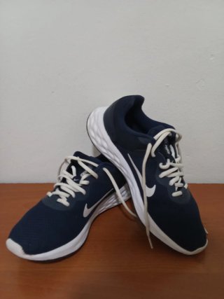 Zapatillas deportivas Nike azules y blancas