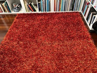 Dos alfombras, beige y naranja. Recien limpiadas