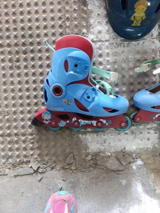 Patines y casco infantil Oxelo azul regalo rodilla
