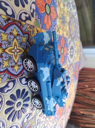 Tanque militar de juguete azul
