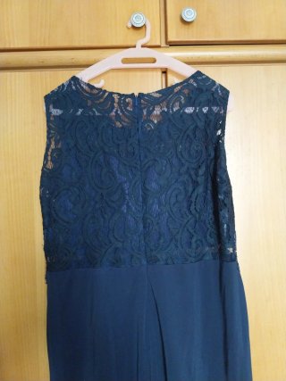 Vestido de fiesta azul con encaje