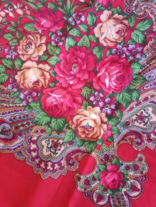 Mantón rojo con flecos y estampado floral