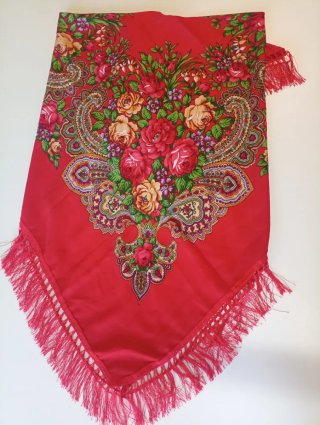 Mantón rojo con flecos y estampado floral