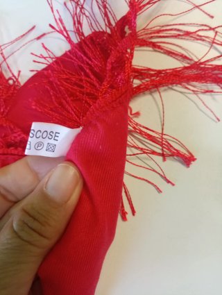 Mantón rojo con flecos y estampado floral