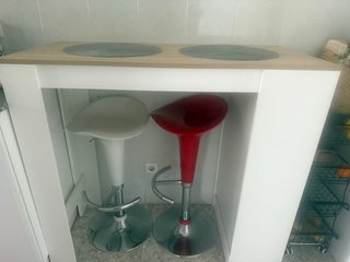 Mesa de cocina con 2 taburetes