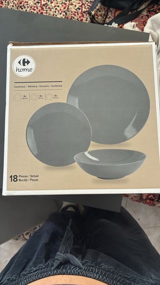 Set di piatti grigi e bianchi