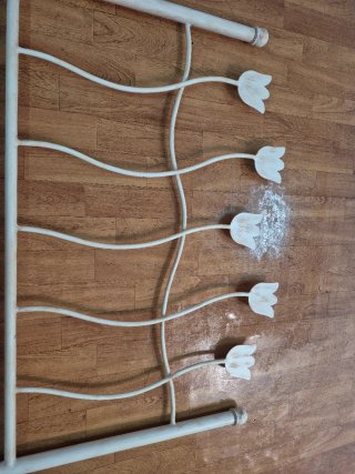 Cabecero forja blanco con tulipanes