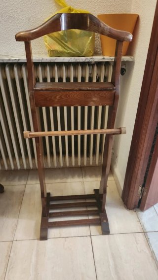 Galan de pie antiguo de madera