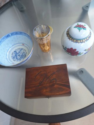 Set Decoración: Caja Madera, Vaso Dorado, Jarra