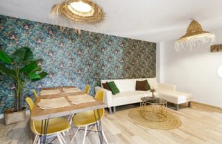 Mesa de comedor de madera y metal