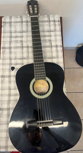 Guitarra Clásica Navarra Negra (funda y púa)