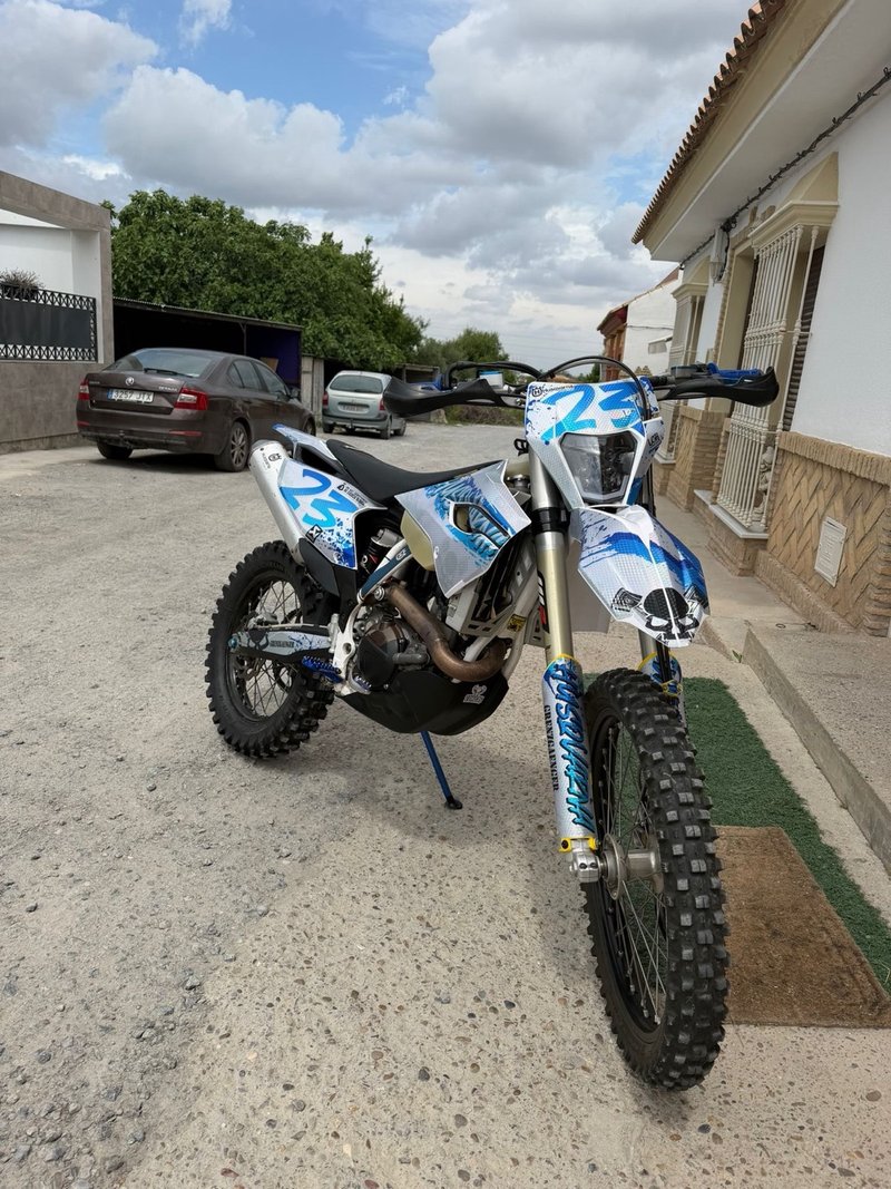 Husqvarna 450fe  Enduro Moto Azul y Blanca