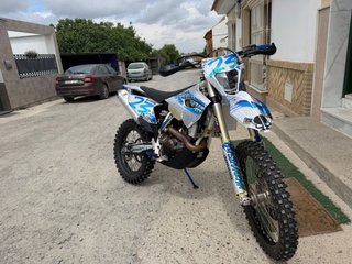 Husqvarna 450fe  Enduro Moto Azul y Blanca