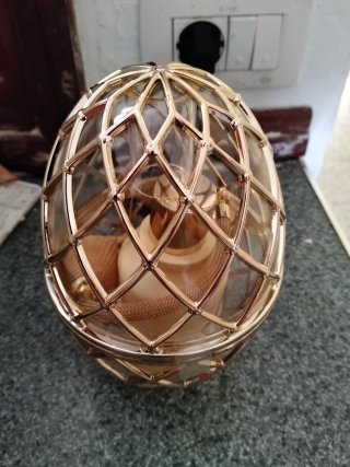 Perfume de lujo con diseño de jaula dorada