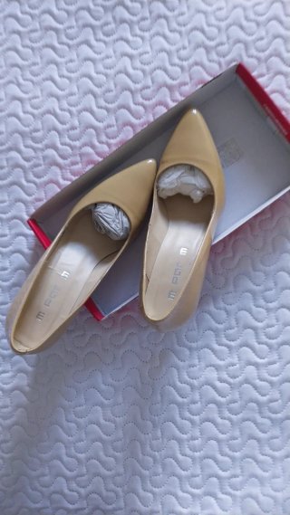 Zapatos salón beige para eventos.