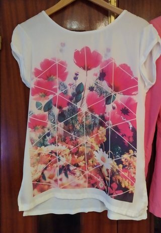 Chaqueta rosa Zara y camiseta floral