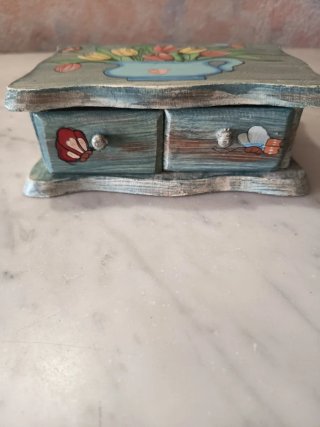 Cajita con cajones de madera pintada con flores