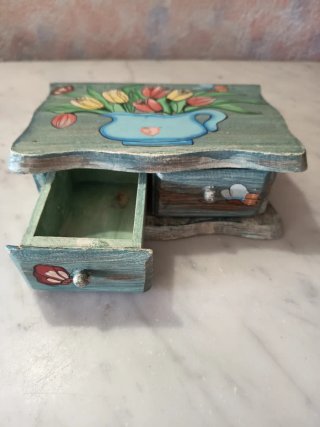 Cajita con cajones de madera pintada con flores