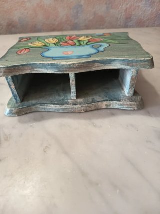 Cajita con cajones de madera pintada con flores
