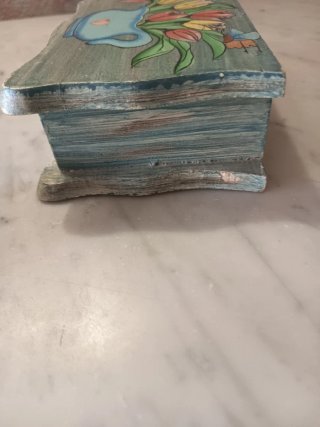 Cajita con cajones de madera pintada con flores