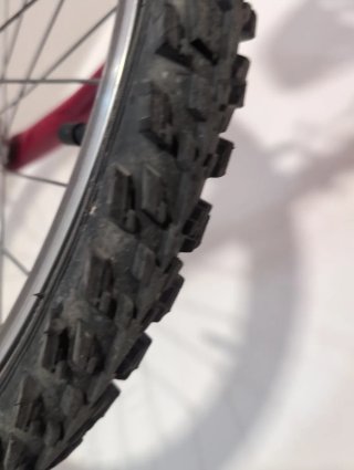 Bicicleta juvenil roja y amarilla