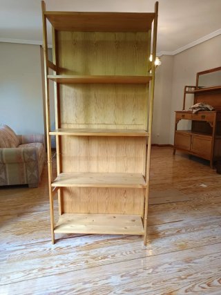Estantería de madera clara