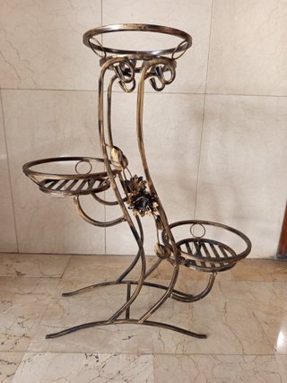 Soporte plantas metal 3 niveles dorado