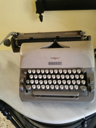 Máquina de escribir Adler