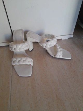 Sandalias de tacón blancas trenzadas