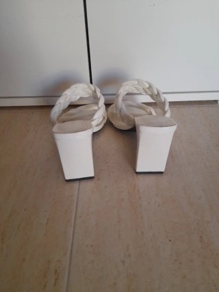 Sandalias de tacón blancas trenzadas