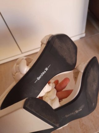 Sandalias de tacón blancas trenzadas