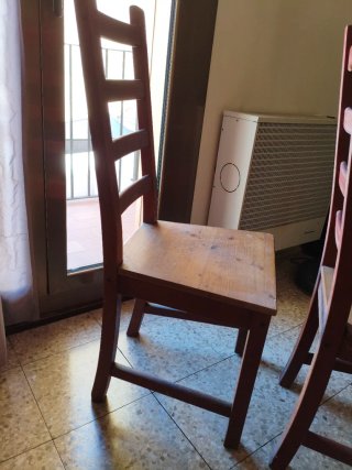 Pareja de sillas de madera
