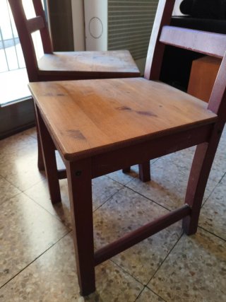 Pareja de sillas de madera