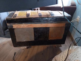 Baúl antiguo madera y metal