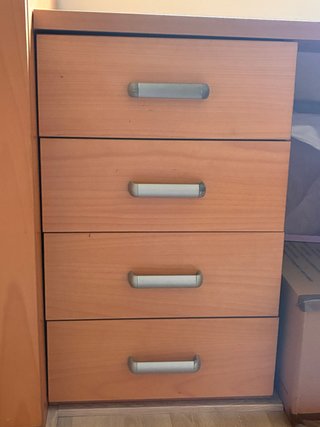Cajonera de madera con tiradores metálicos