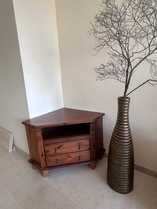 Mueble esquinero madera maciza recién lustrado