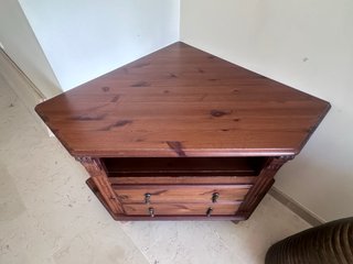 Mueble esquinero madera maciza recién lustrado