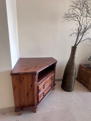 Mueble esquinero madera maciza recién lustrado