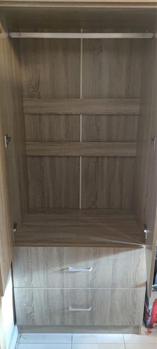 Armario de madera con espejo