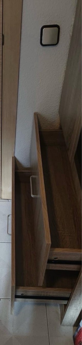 Armario de madera con espejo