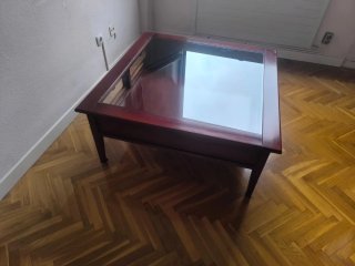 Mesa de centro de caoba con tapa de cristal