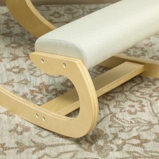 Silla ergonómica rodillas beige y madera