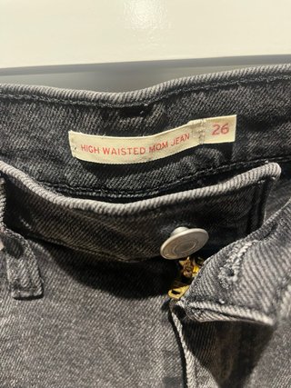 Levi's Mom Jeans Tiro Alto Gris Negro